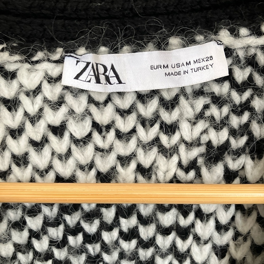 Zara Black and White Geometric V-Neck Button Cardigan - Picture 4 of 4